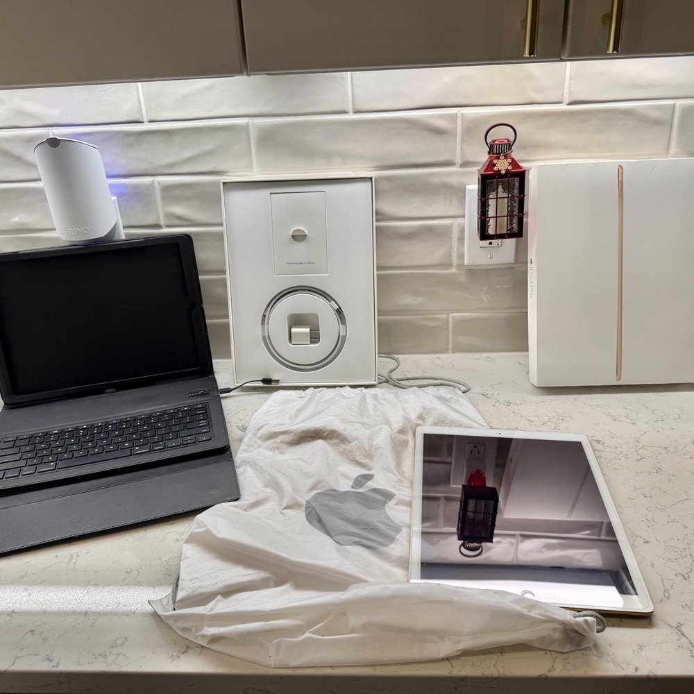 Apple 12.9” iPad Pro 128 GB (2nd Generation) Tablet in Gold comes with 2 cases. - Picture 11 of 16